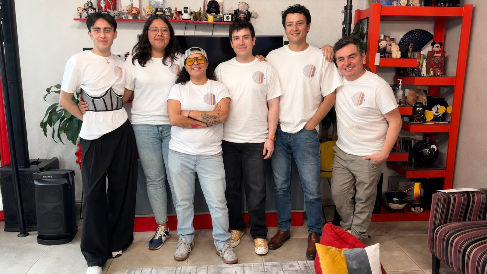 Seis integrantes de Orgullo y Futuro posan juntos con playeras de la organización.